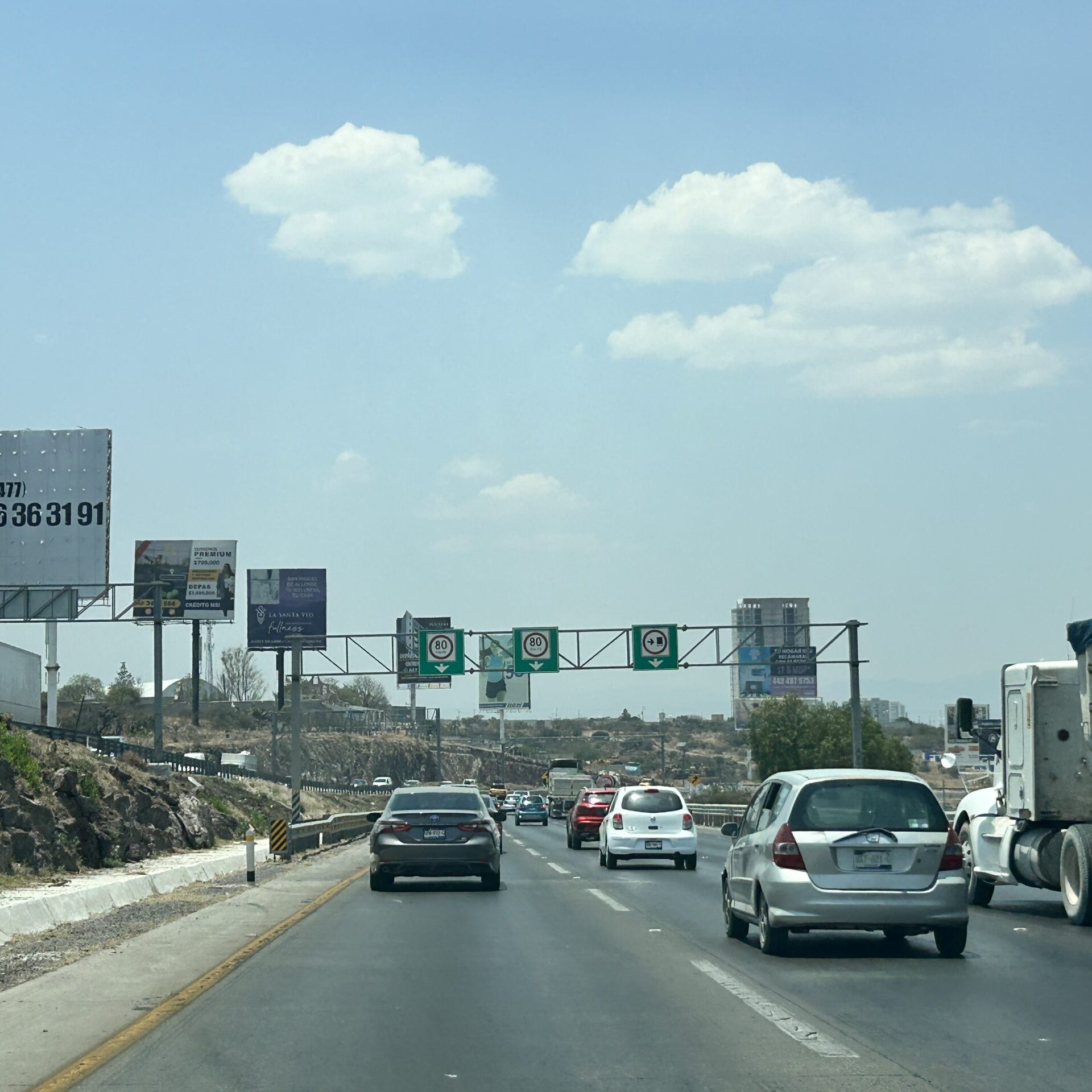 Autopista Méx–Qro 57, km 204+700 col. Conin