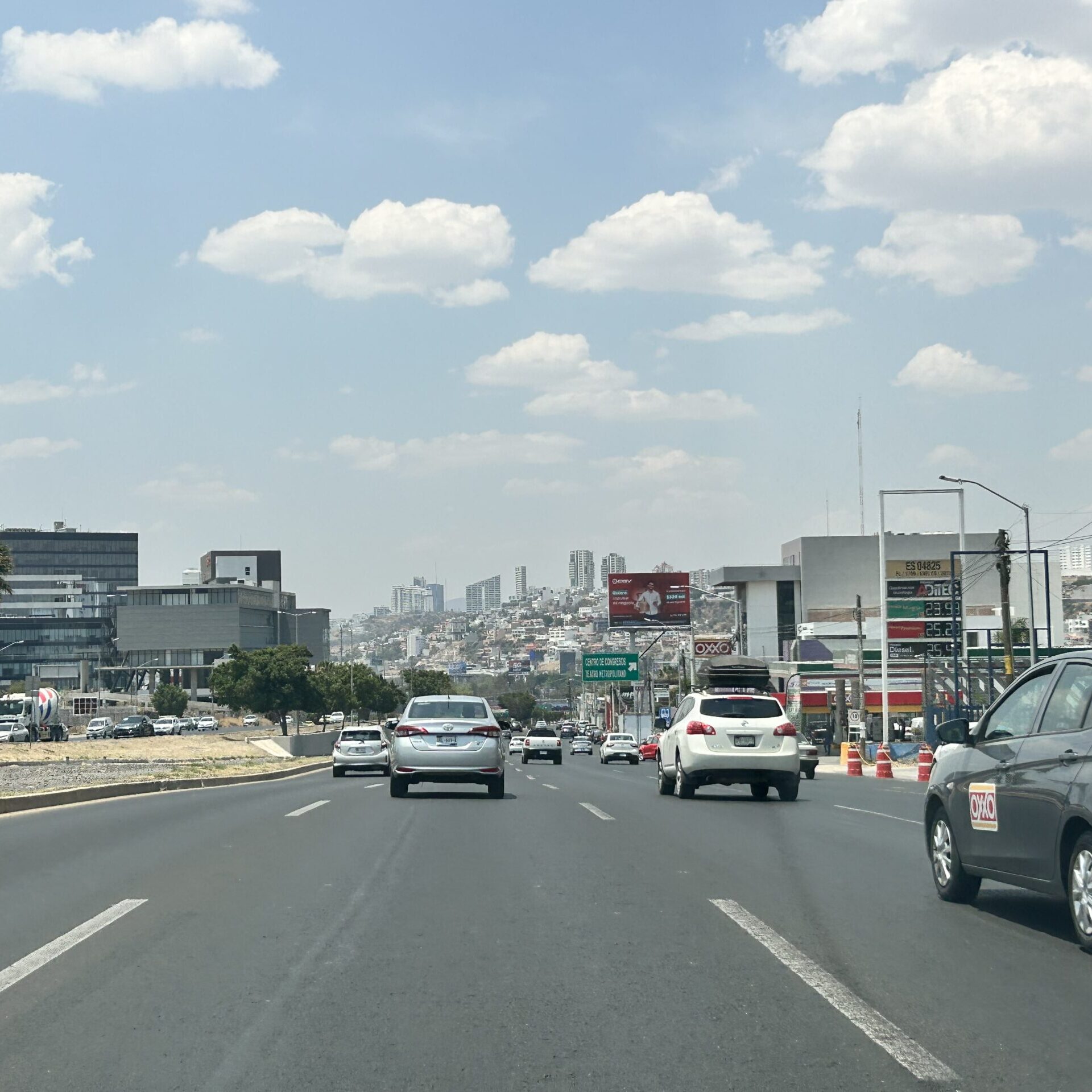 Bernardo Quintana #323 Col. Centro Sur