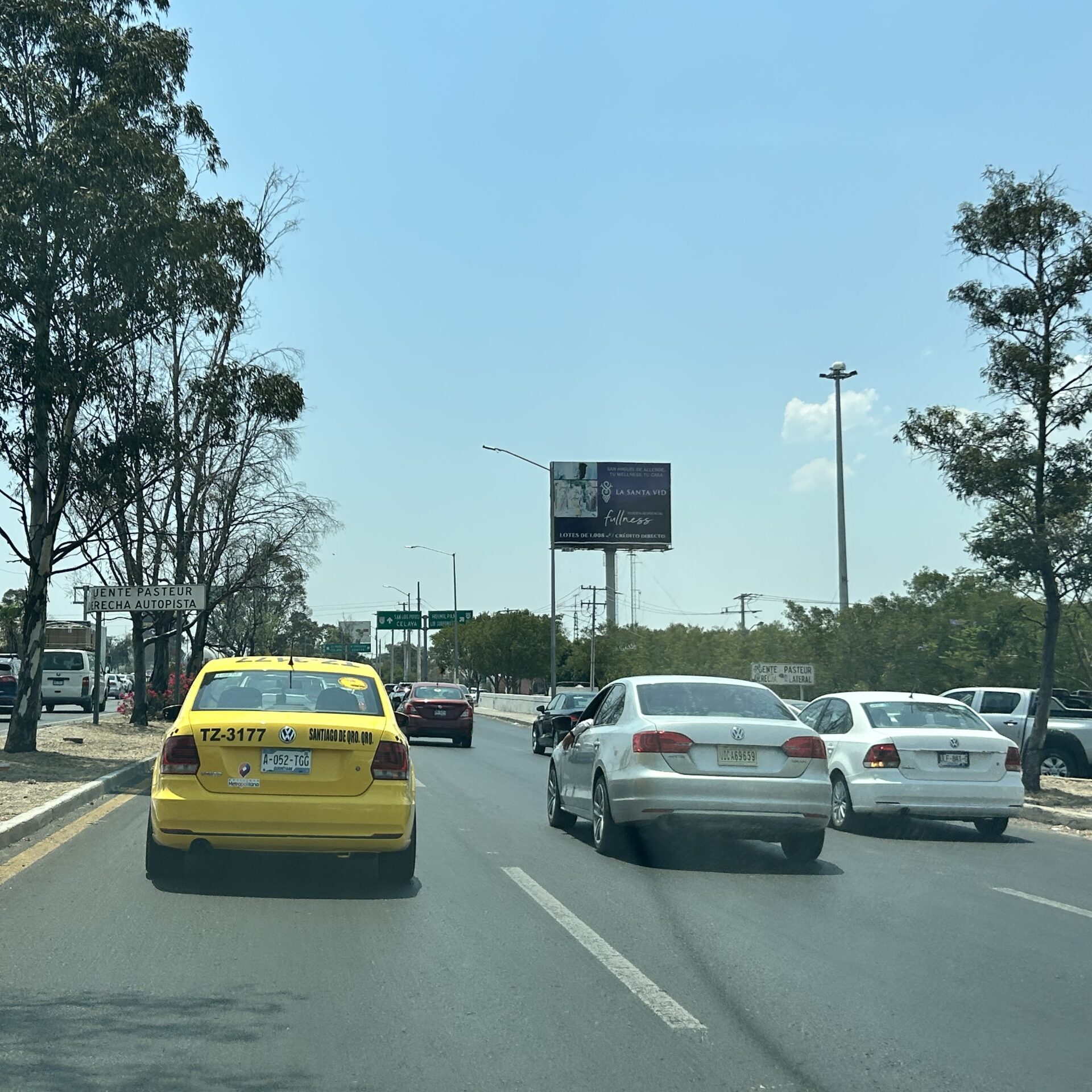 Autopista Mex-Qro #2051 col. Valle Alameda