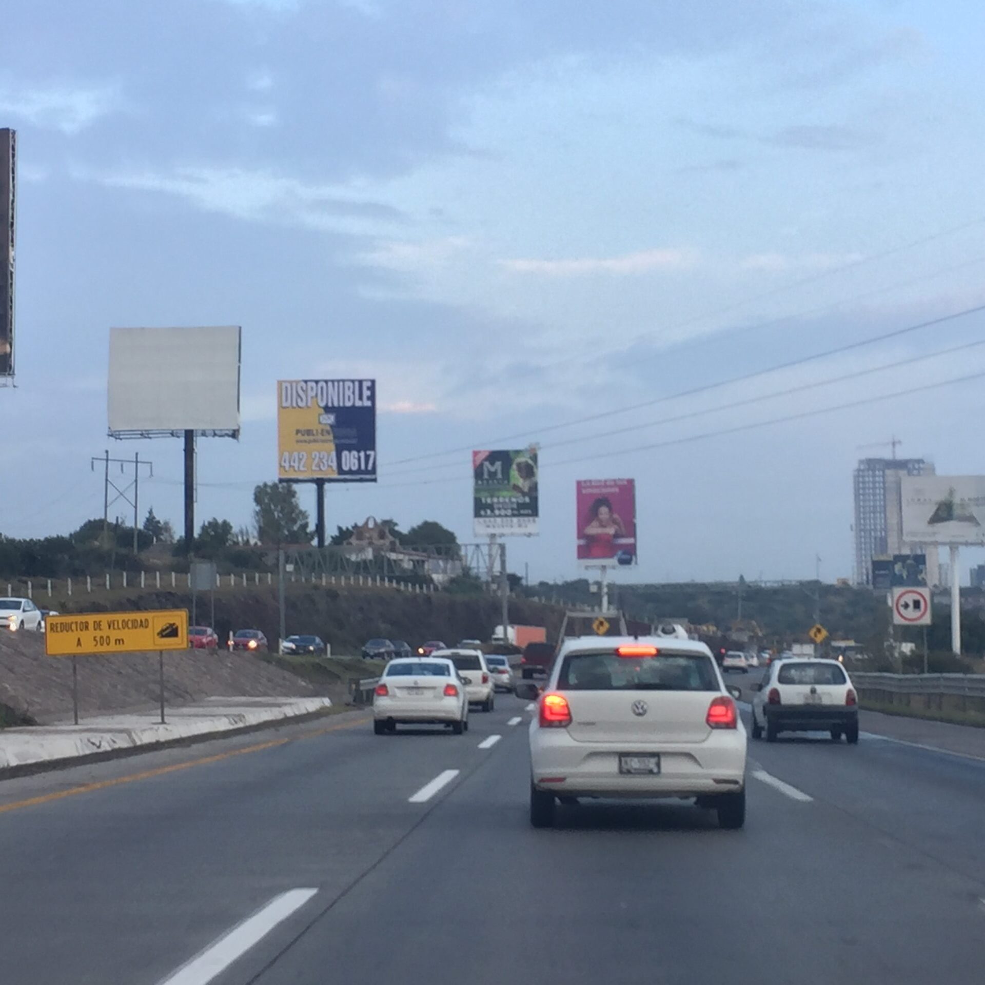 Autopista Méx–Qro 57, km 204+700 col. Conin